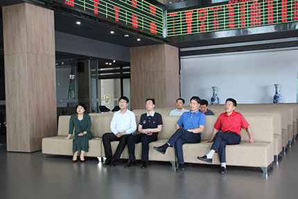 2017年6月20日，農(nóng)業(yè)部國(guó)際合作司條法處處長(zhǎng)顧衛(wèi)兵一行，在省農(nóng)業(yè)廳對(duì)外合作處處長(zhǎng)翟建庭、市農(nóng)業(yè)局領(lǐng)導(dǎo)的陪同下，到中國(guó)食品谷中凱智慧冷鏈物流園東亞畜牧交易所參觀考察.jpg